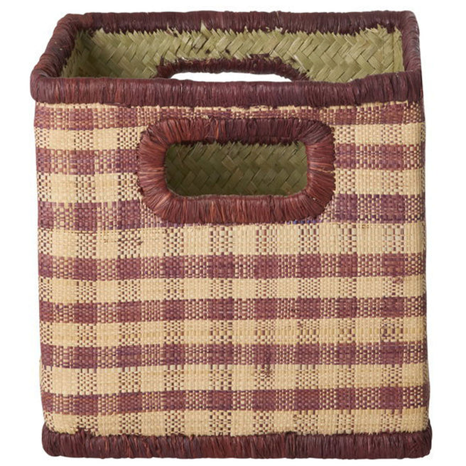 rice raffia opbergmand met bruin geblokt patroon en handvatten.