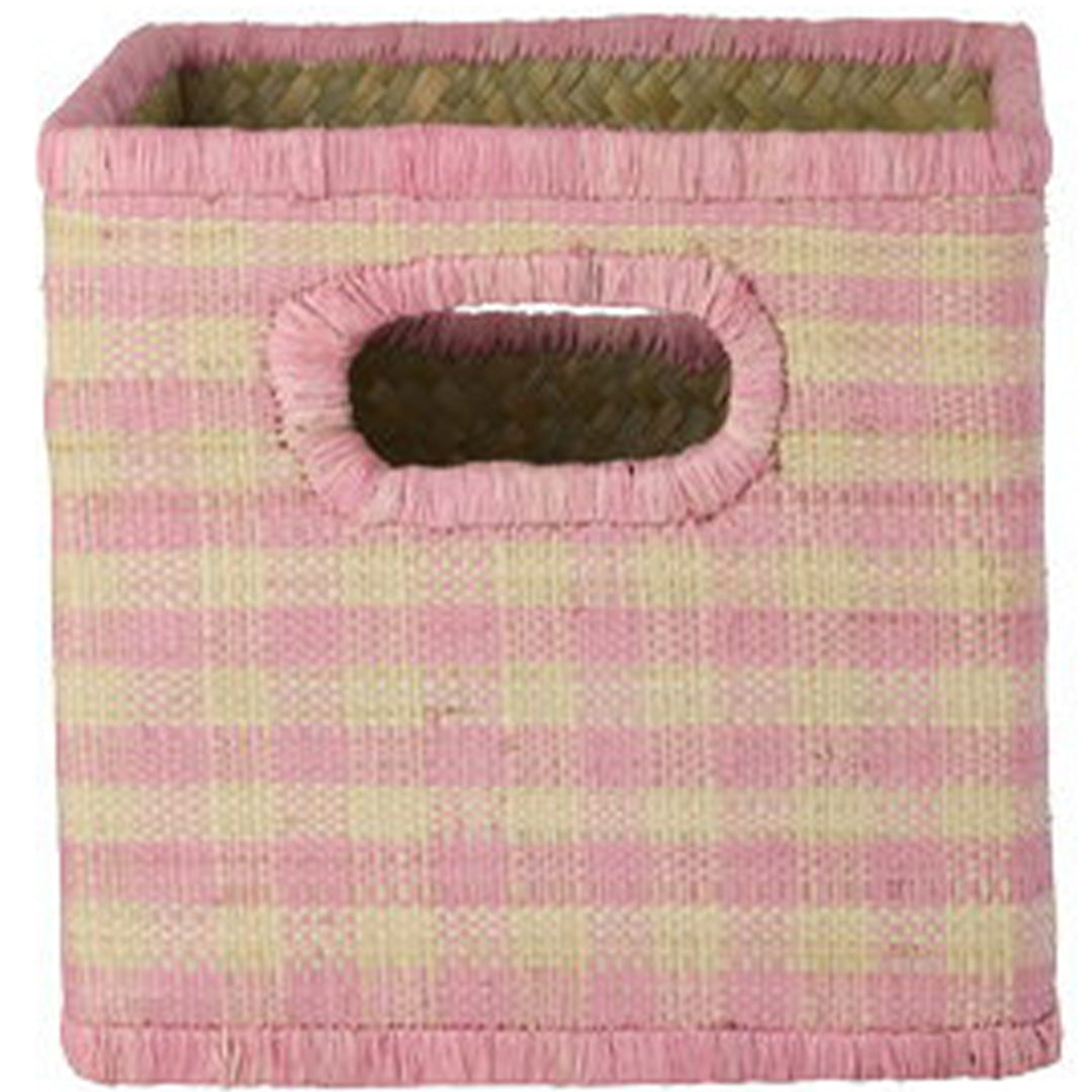 rice raffia opbergmand met roze en beige ruitpatroon en handvat.