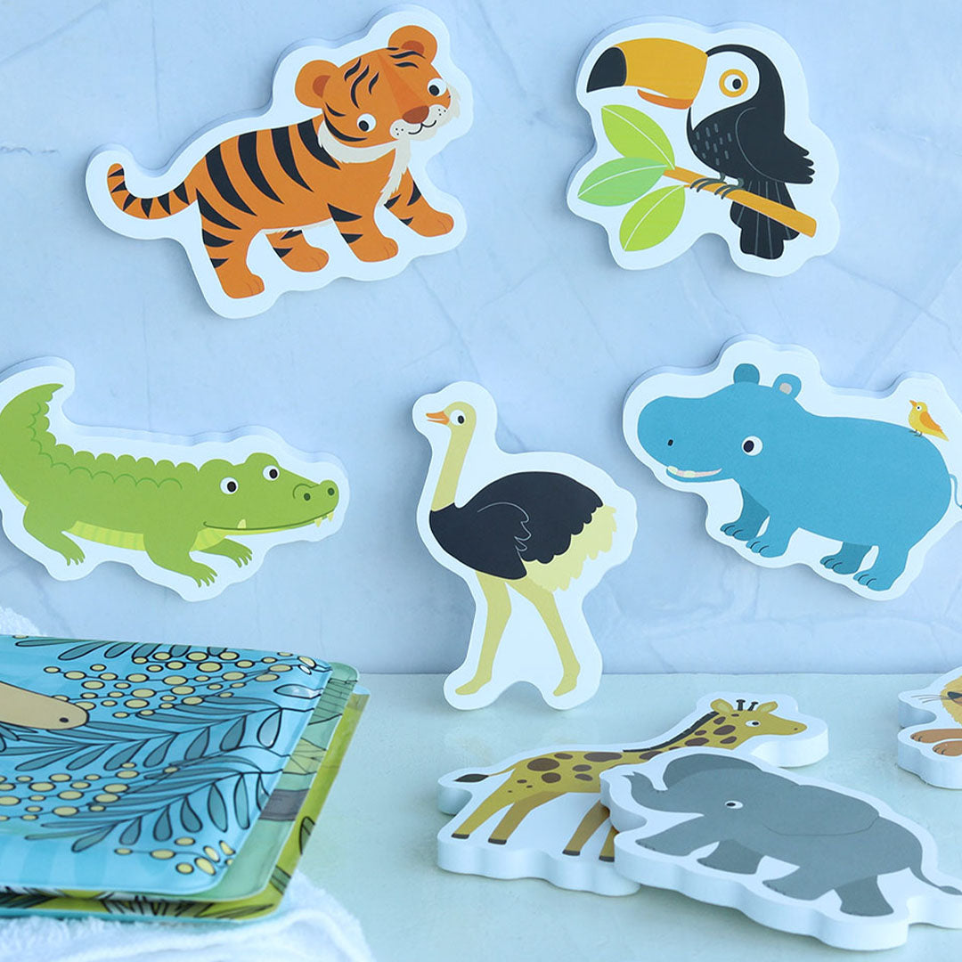 Detailopname van drijvend badspeelgoed met safari dierenfiguren zoals een tijger, toekan, krokodil, struisvogel, nijlpaard, giraffe en olifant.