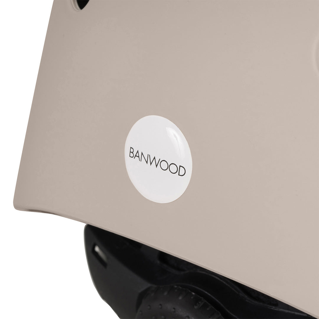Detail van de Banwood kinderhelm met een wit logo-sticker op de zijkant.