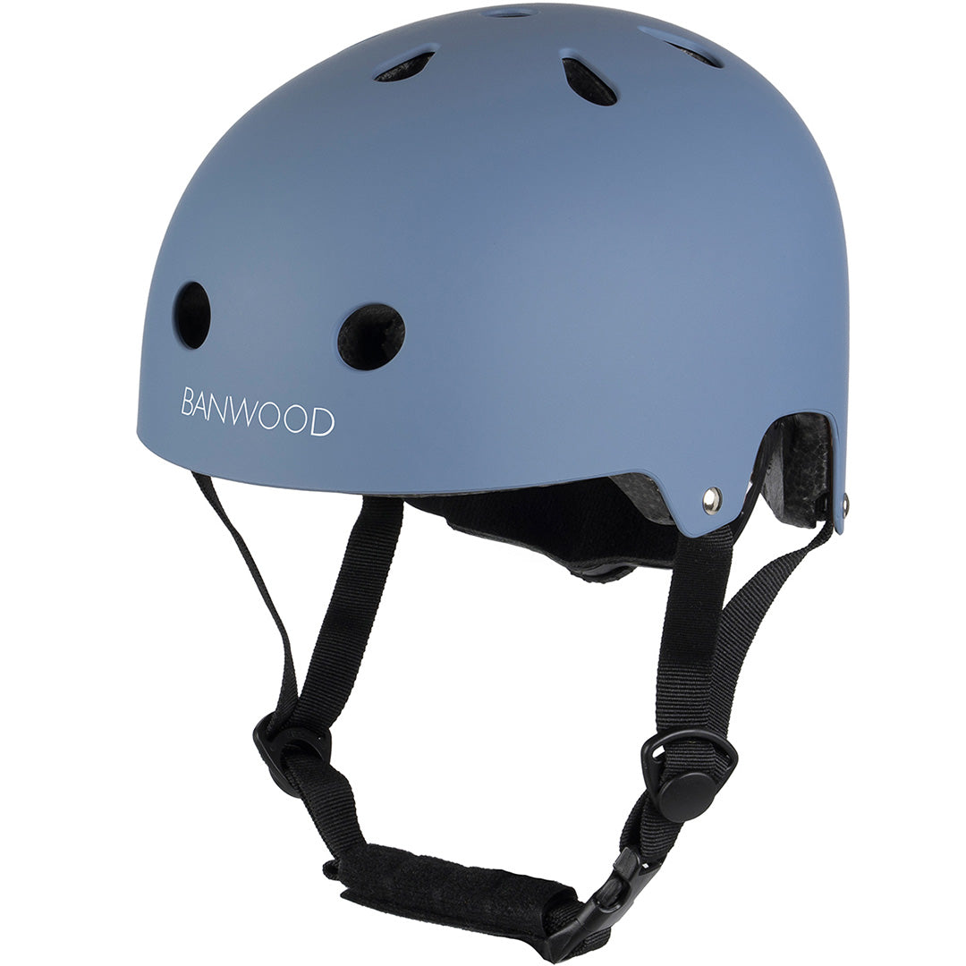 Banwood kinderhelm in matblauw, schuin van voren gefotografeerd.