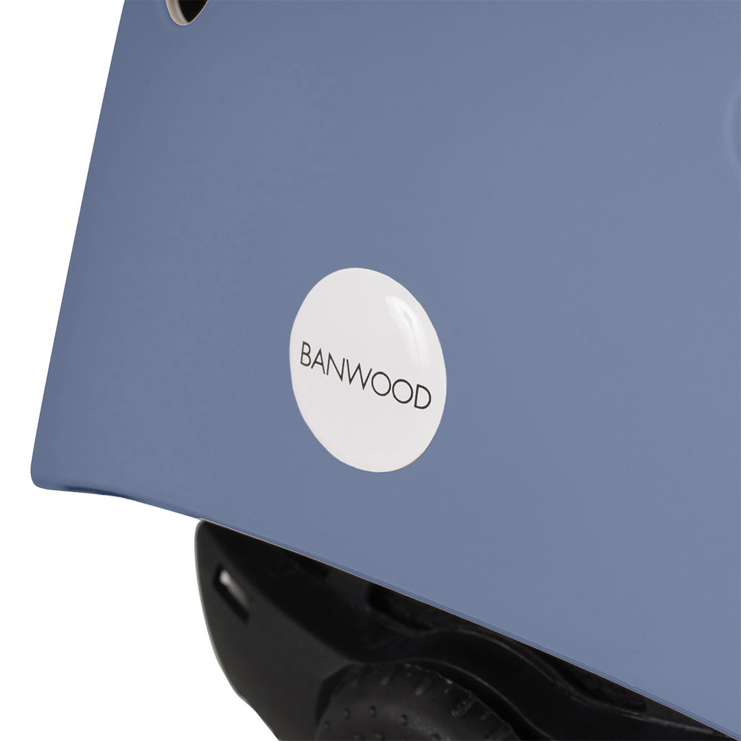 Detail van de Banwood kinderhelm met het witte ronde Banwood logo.