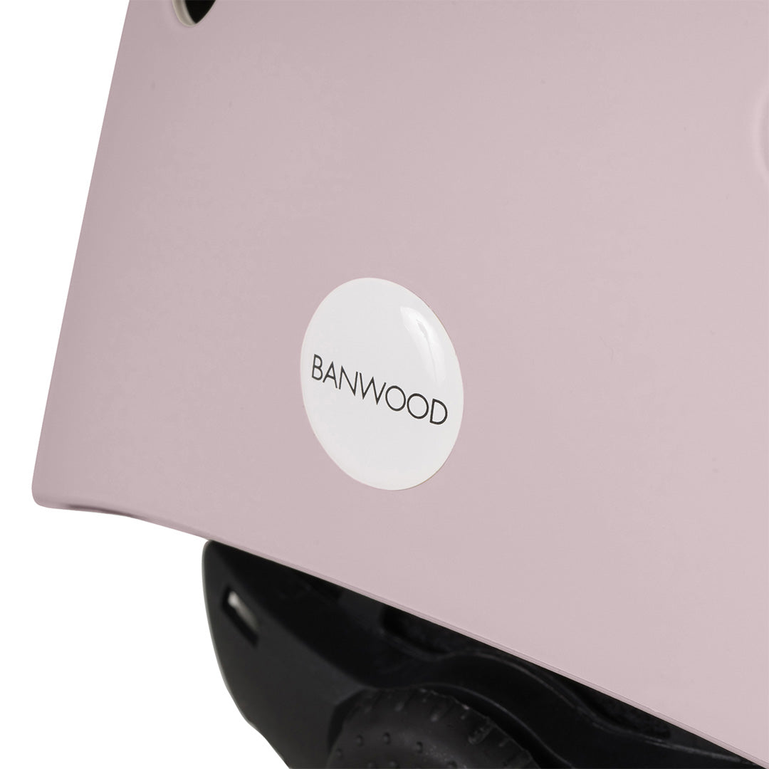 Detail van de Banwood kinderhelm met het logo op een witte sticker.