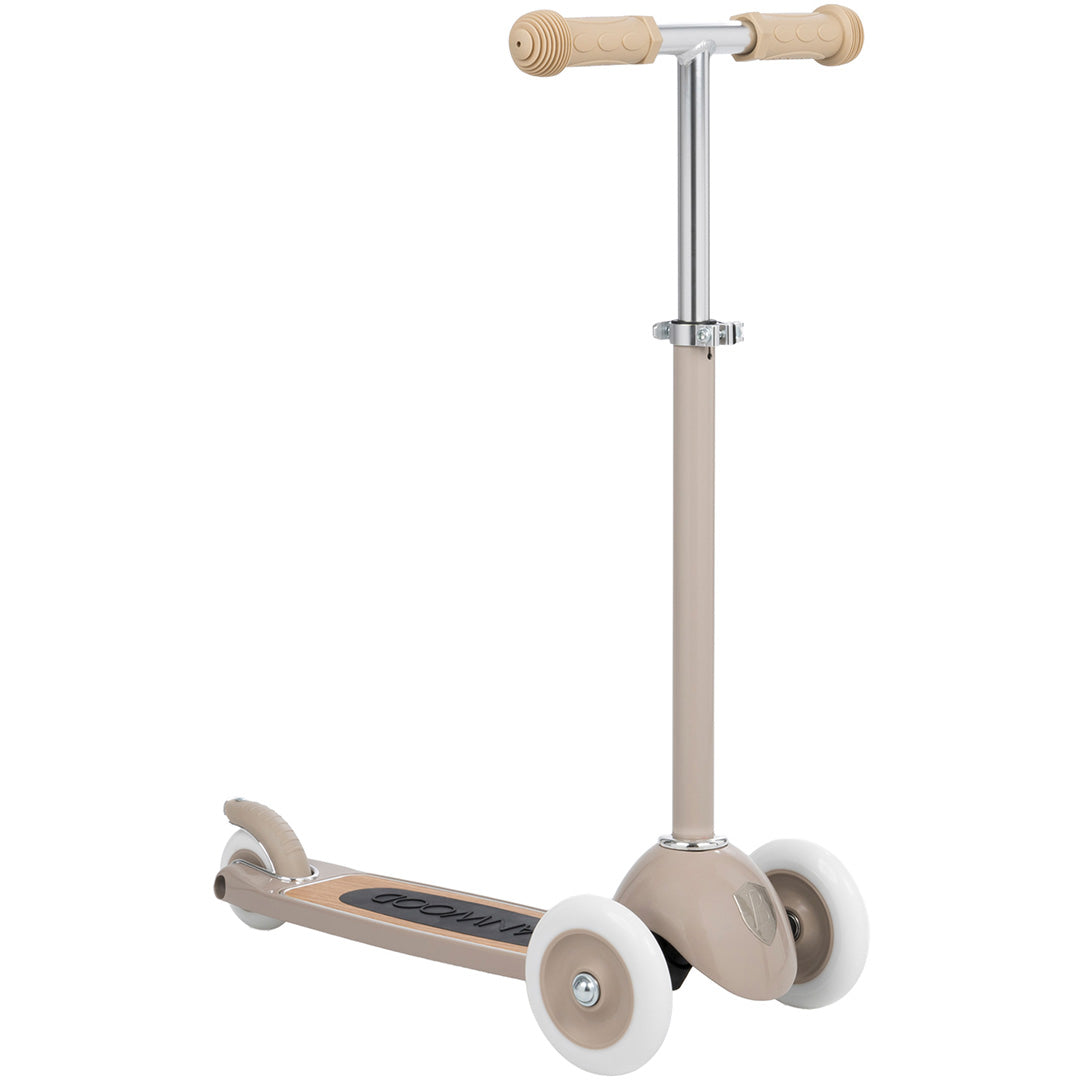 Banwood kinderstep in beige met drie wielen, van voren gezien.