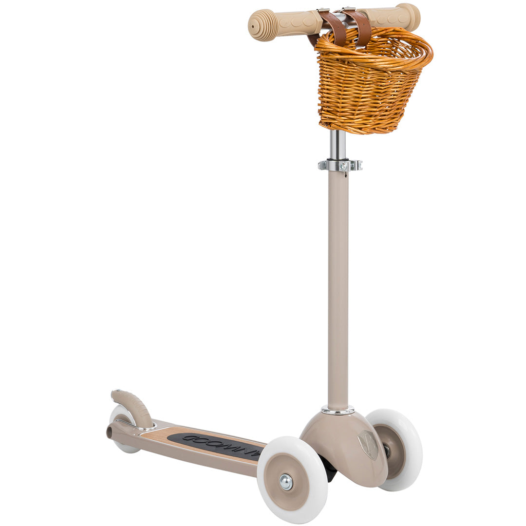 Banwood kinderstep in beige met drie wielen en een rieten mandje aan het stuur.