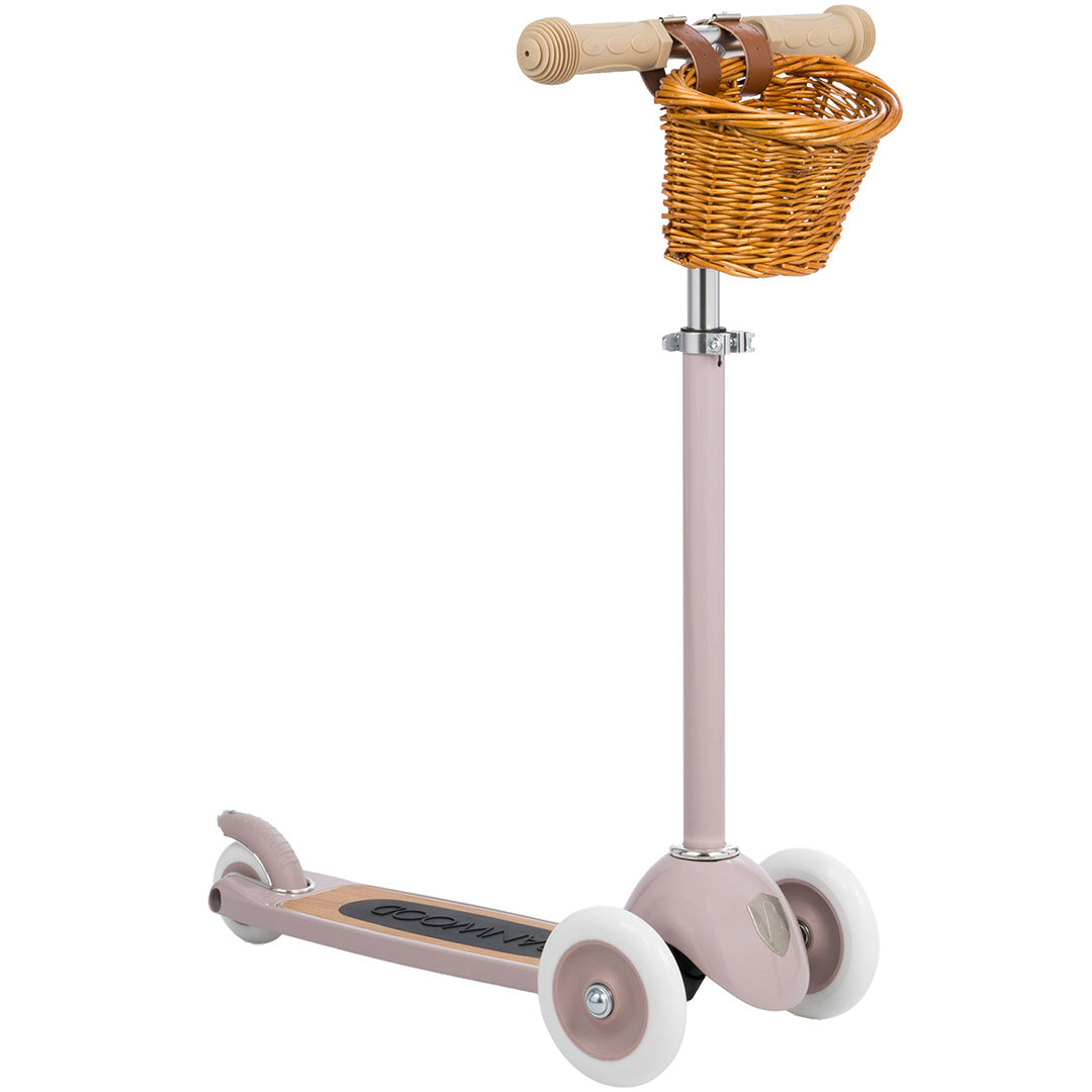 Banwood kinderstep in dusty roze met drie wielen en een rieten mandje aan het stuur.
