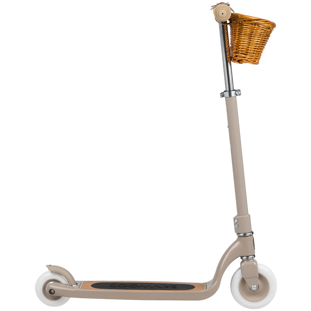 Banwood beige kinderstep met een rieten mandje aan het stuur.