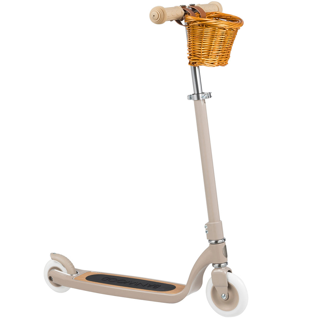 Banwood beige kinderstep met een rieten mandje aan het stuur, schuin van voren gezien.