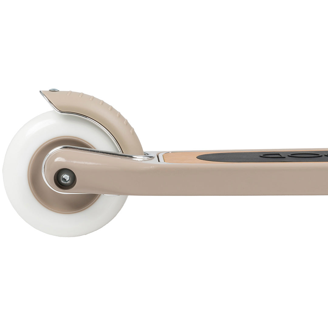 Detail van het achterwiel en de achterkant van de voetenplank van de Banwood beige kinderstep.