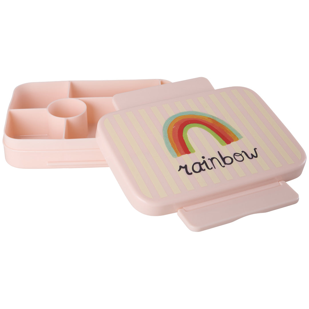 Roze rice bento broodtrommel met regenboogprint op de deksel en open compartimenten.