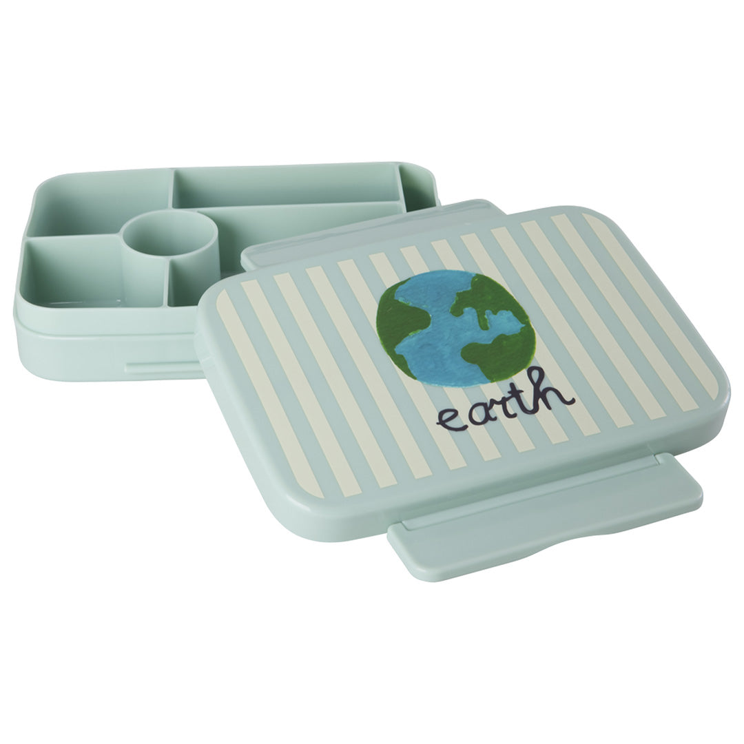 Rice bento broodtrommel met aarde-illustratie op de deksel, opengeklapt met de vakjes zichtbaar.