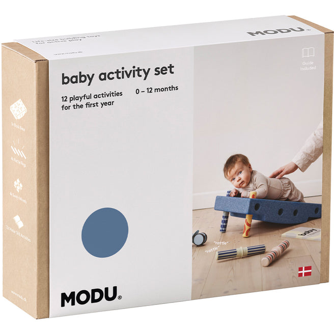 Verpakking van de Modu babyactiviteitenset in diepblauw met een baby op het speelgoed.