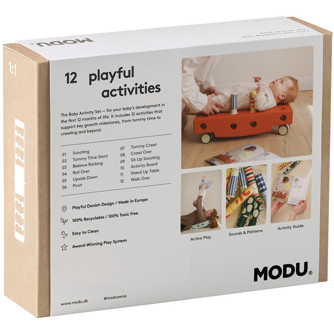 Achterkant van de Modu babyactiviteitenset verpakking met een overzicht van 12 speelse activiteiten.