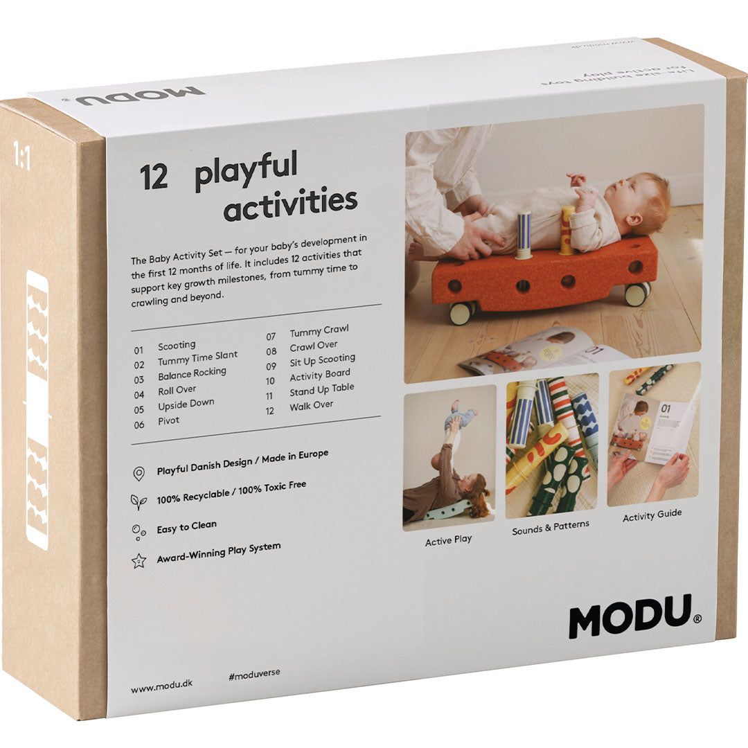 De achterkant van de Modu baby activiteitenset verpakking met een overzicht van 12 activiteiten en speelvoorbeelden.