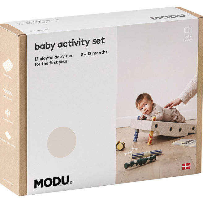 Verpakking van de Modu babyactiviteitenset in zandgrijs met een baby op het speelgoed.