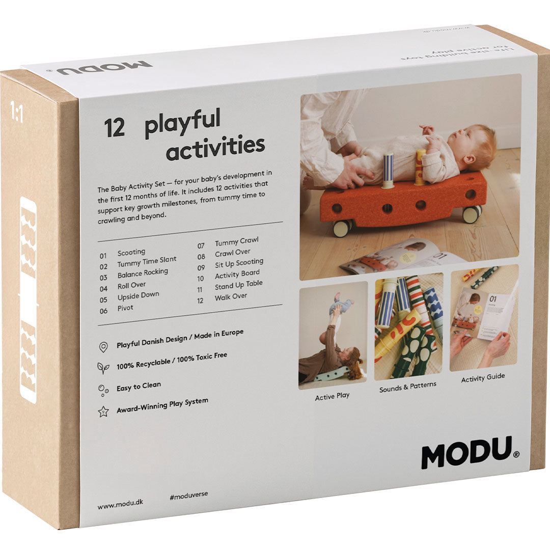 Achterkant van de Modu babyactiviteitenset verpakking met productinformatie en voorbeelden van activiteiten.