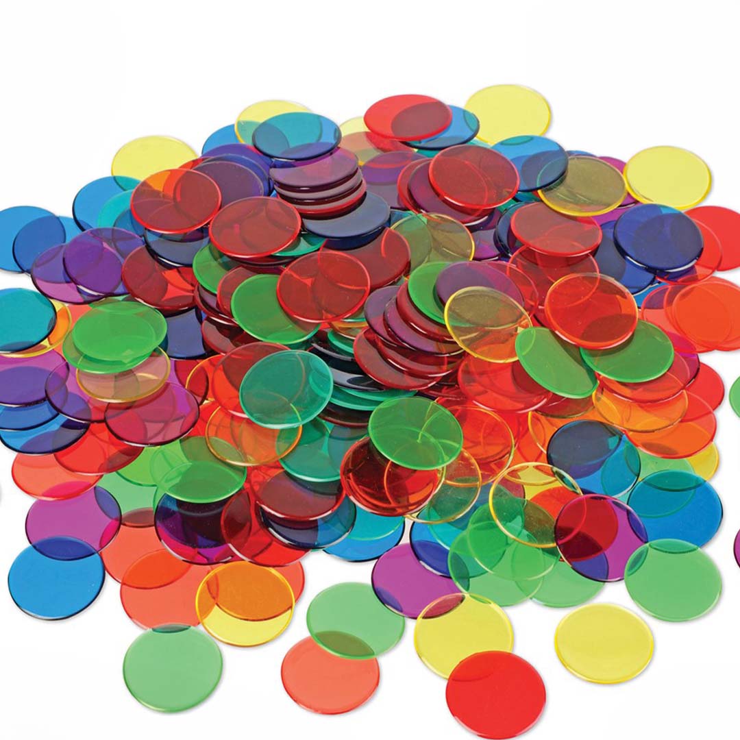 Een grote hoop Learning Resources sorteerschijfjes in diverse transparante kleuren op een witte achtergrond.