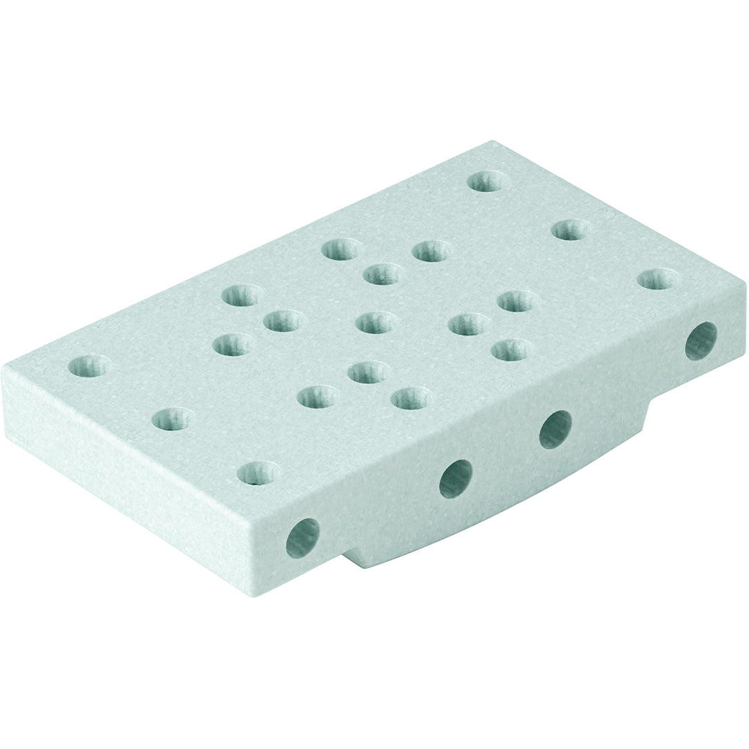 Modu schuimrubberblok in ocean mint kleur met gaten, schuin gefotografeerd.