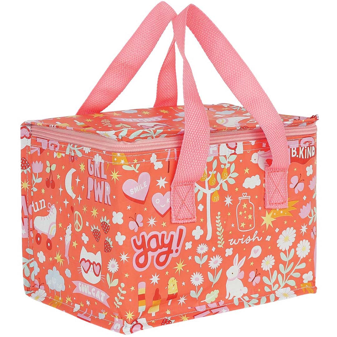 Een gesloten oranje a little lovely company koeltas met roze handvatten en een vrolijk patroon van dieren, harten, sterren en tekst.