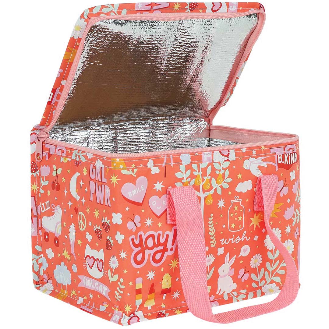 Een open oranje a little lovely company koeltas met roze handvatten, die de zilverkleurige geïsoleerde binnenkant en het vrolijke patroon toont.