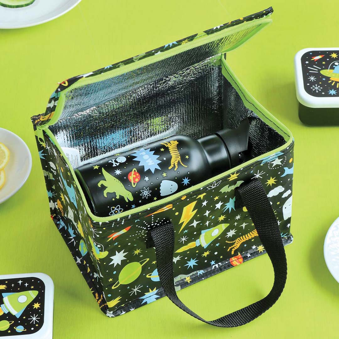 Open a little lovely company koeltas met galaxy patroon en een bijpassende drinkfles erin.
