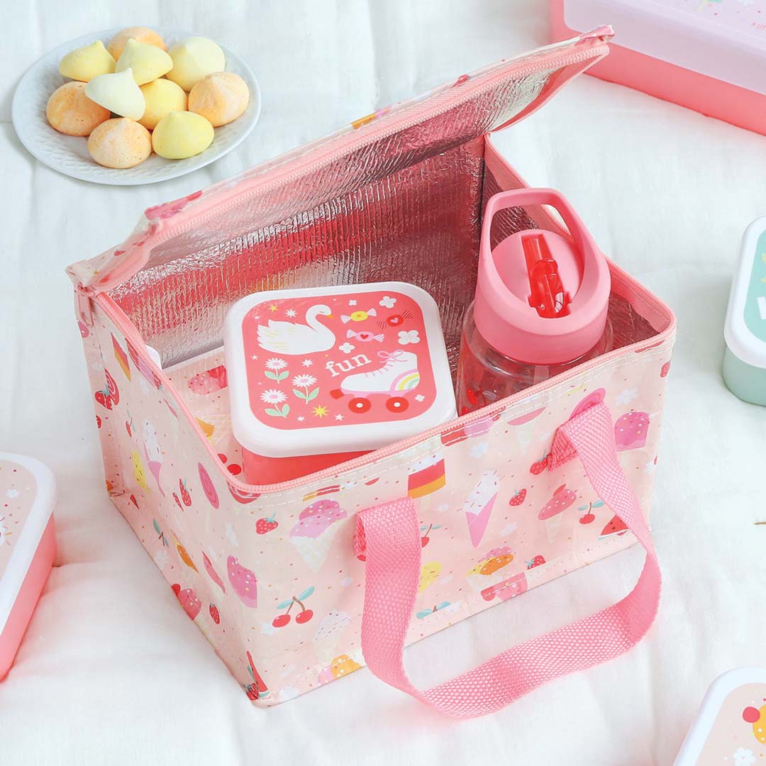 Open roze koeltas met ijsjesprint, met daarin een lunchbox en drinkfles.