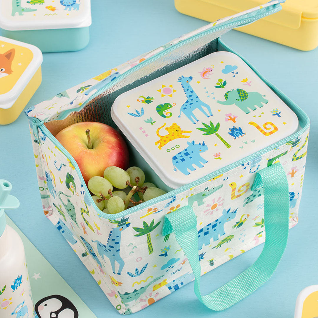Open a little lovely company koeltas met jungle dierenpatroon, gevuld met fruit en een bijpassende lunchbox.