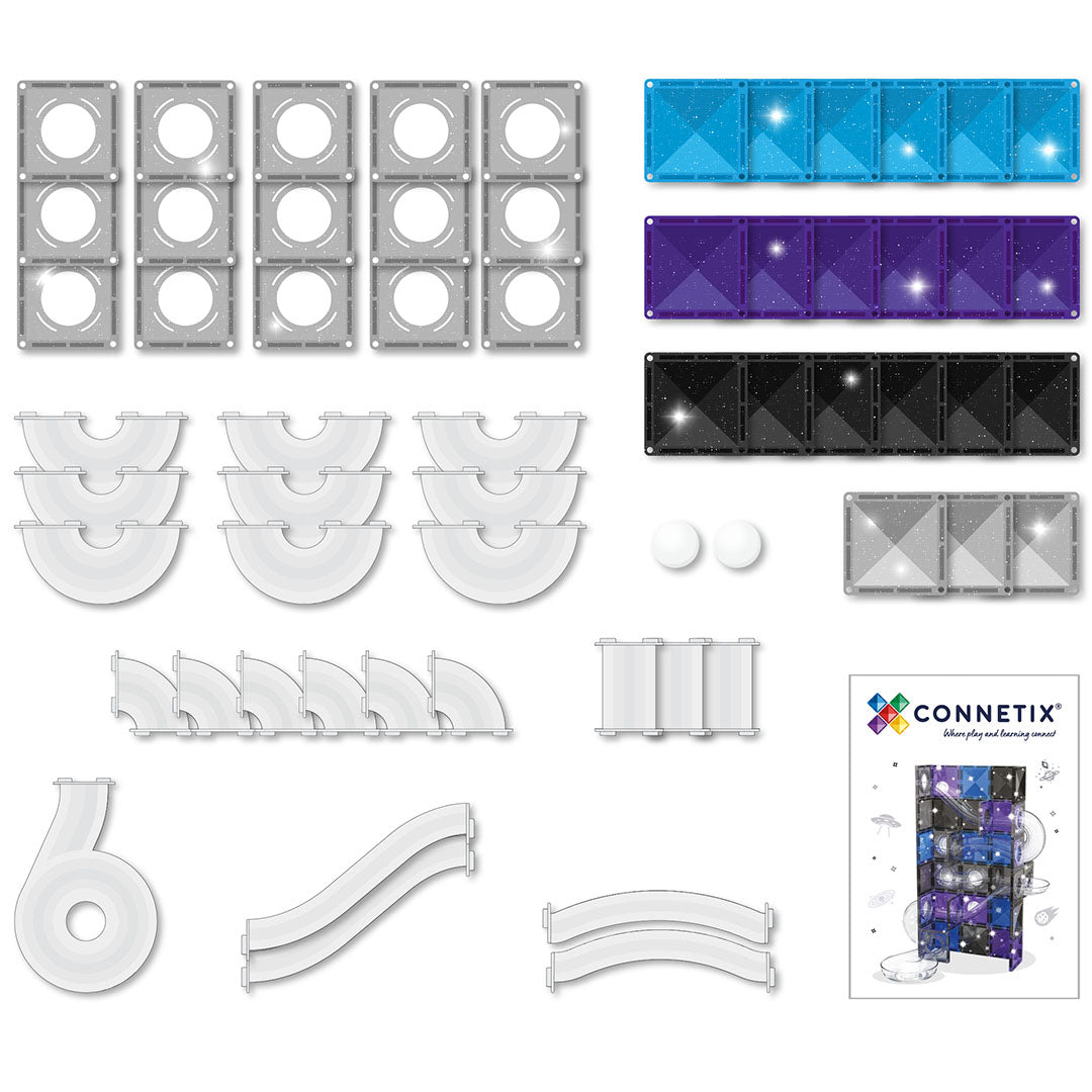 Alle losse onderdelen van de Connetix magnetische tegels knikkerbaan Galaxy Pack, inclusief glittertegels, knikkerbaanstukken en ballen.