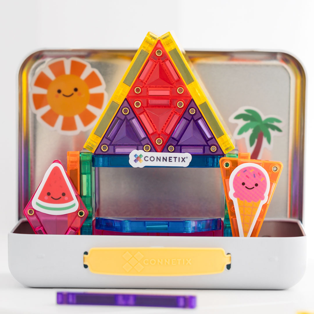 Een Connetix magnetische tegels constructie in de vorm van een huisje, met stickers van een zon, watermeloen en ijsje, in een metalen reisetui.