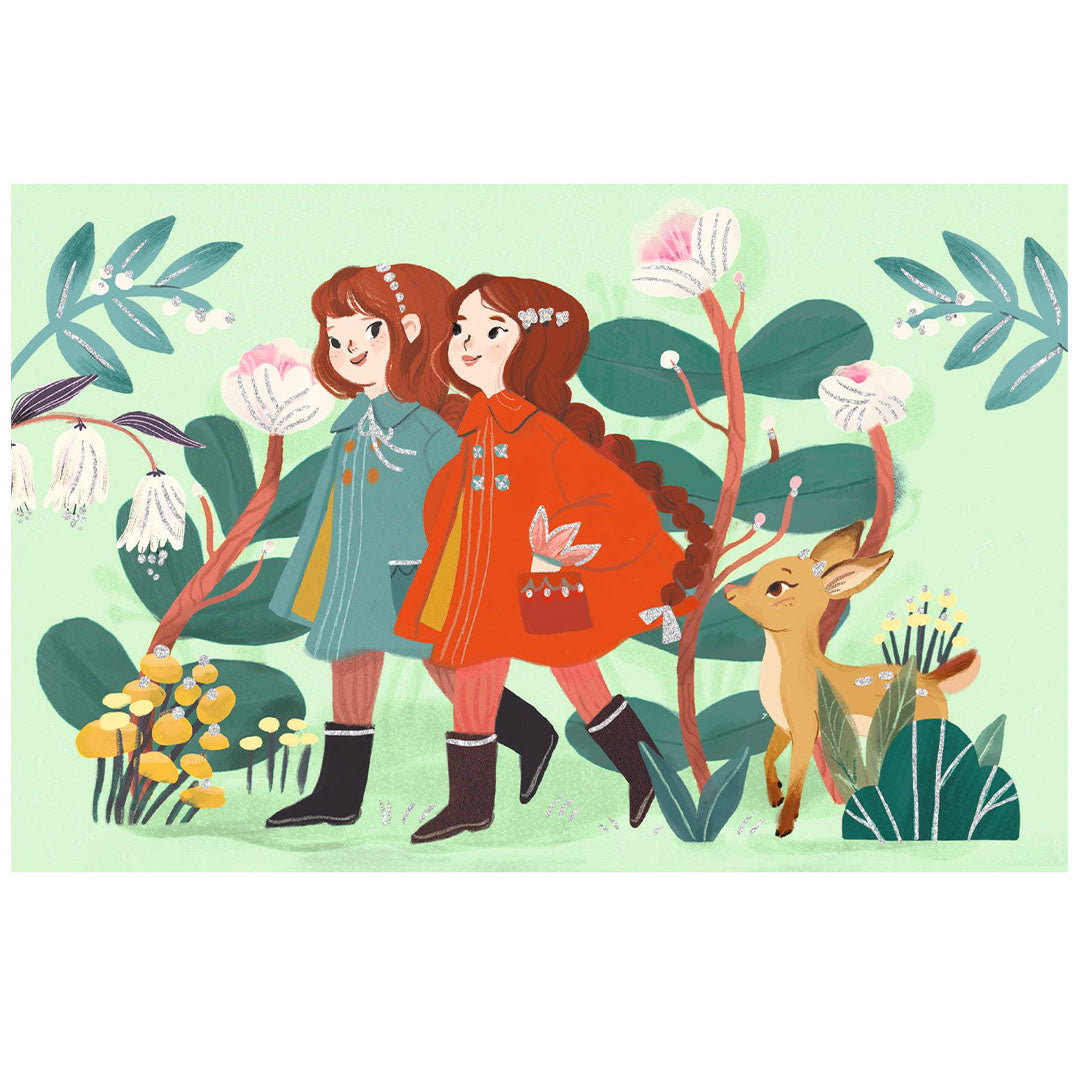 Detail van een Djeco verjaardagsuitnodiging met twee meisjes en een hertje in een bloemrijke tuin.