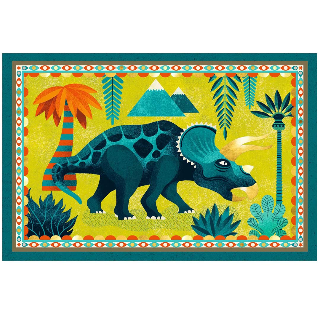 Detail van een Djeco verjaardagsuitnodiging met een Triceratops dinosaurus in een kleurrijke jungle-omgeving.