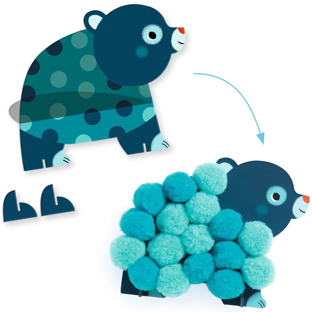 Een blauwe beer van de DJECO knutselset, eerst als kartonnen figuur en daarna versierd met turquoise pompoms.