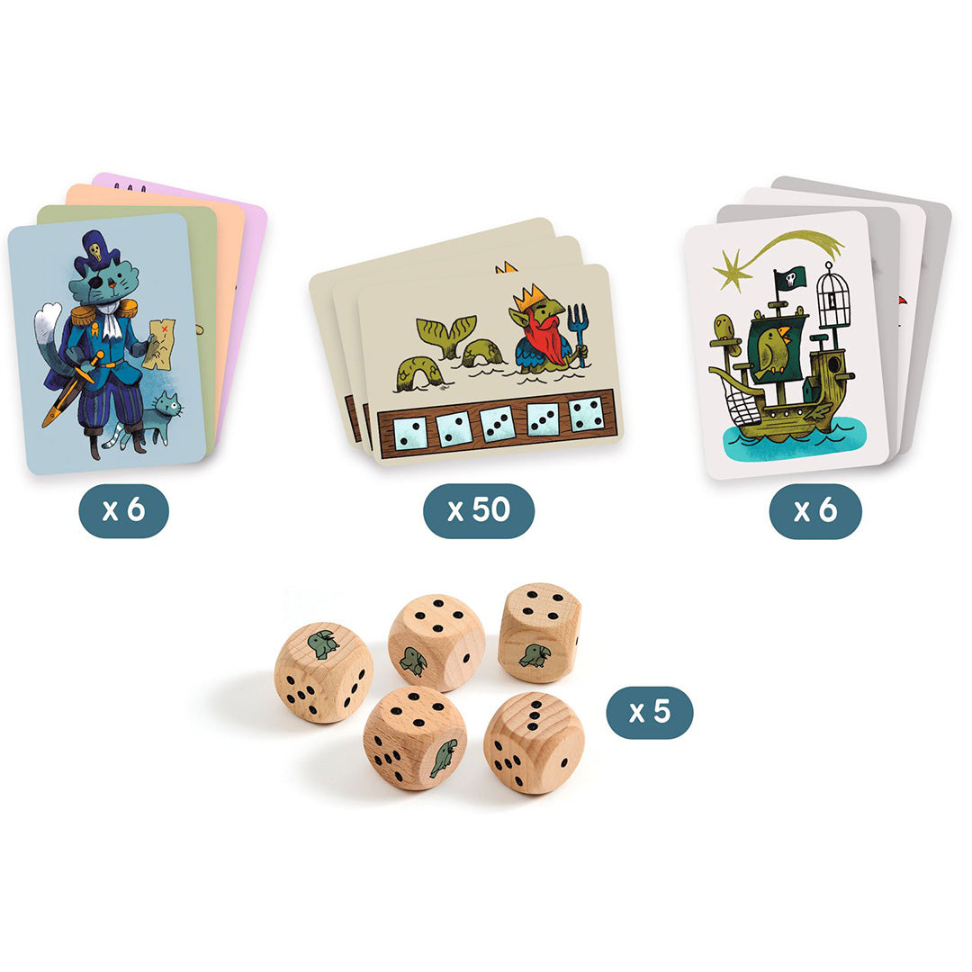 Overzicht van de Djeco Pirates 'N' Dice dobbelspel onderdelen, met drie stapels kaarten en vijf houten dobbelstenen.