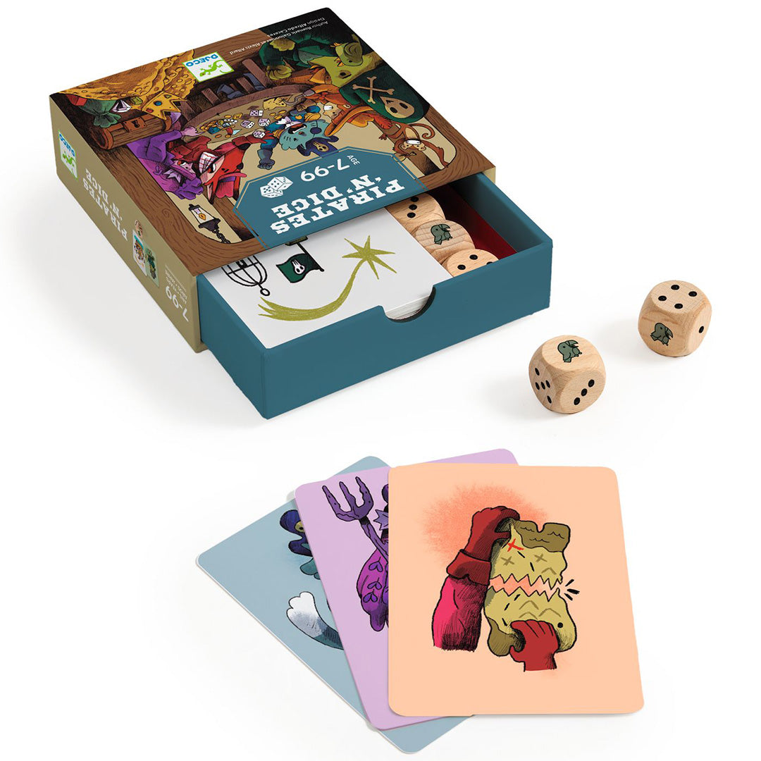 Djeco dobbelspel Pirates 'N' Dice met geopende doos, kaarten en drie houten dobbelstenen.