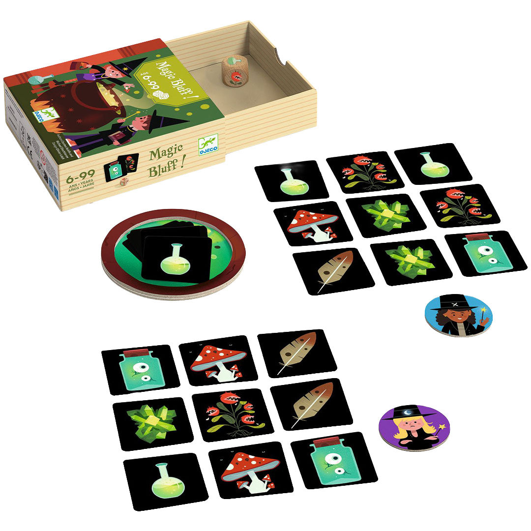 Djeco Magic Bluff! kaart- en dobbelspel met open doos en alle speelonderdelen zoals kaarten, dobbelsteen en speelstukken.