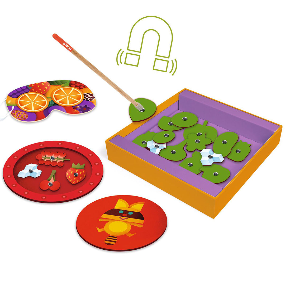 Djeco Fruit Magik magneetspel met magnetische hengel, speelbord met bladeren en ronde kaarten met fruit en dieren.