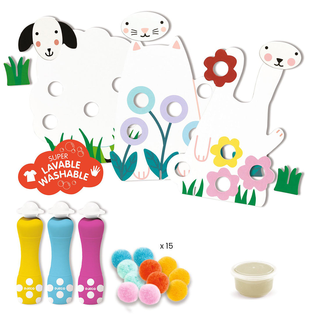 Djeco knutselset onderdelen met witte dierenfiguren, lijmtubes, pompoms en klei.