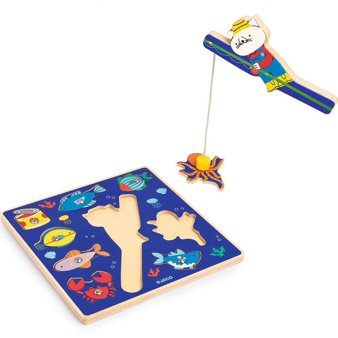 Djeco houten magnetische puzzel met een kat die een octopus vangt, naast de blauwe puzzelplank.