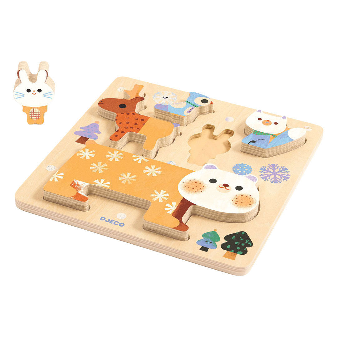 Djeco houten puzzel met winterdieren, schuin gefotografeerd, met een konijnstukje ernaast.
