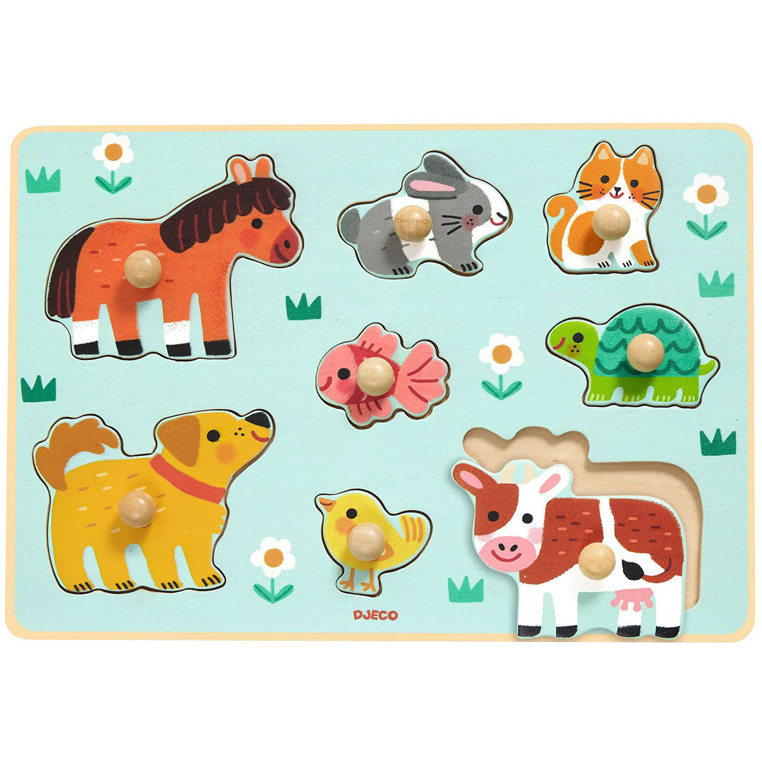 Djeco houten knoppuzzel met acht dierenfiguren, waaronder een paard, konijn en koe, op een lichtblauwe ondergrond.