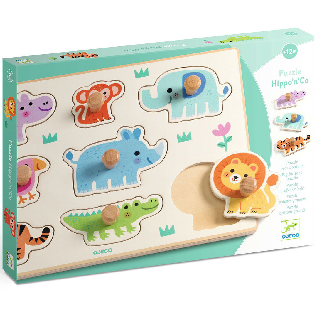 De verpakking van de Djeco houten knoppuzzel 'Hippo'n'Co' met daarop de puzzel met safaridieren en productinformatie.