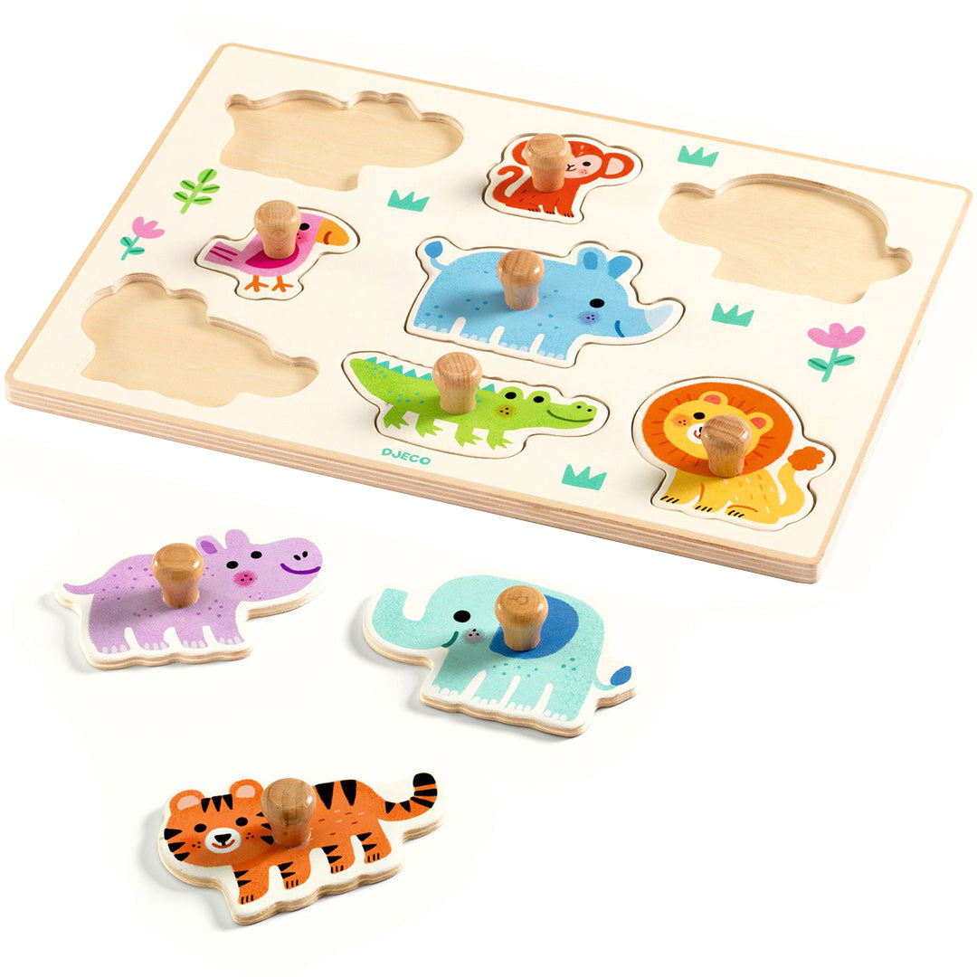 Djeco houten knoppuzzel met drie losse safaridieren (nijlpaard, olifant, tijger) voor de puzzelplank, die de uitsparingen toont.