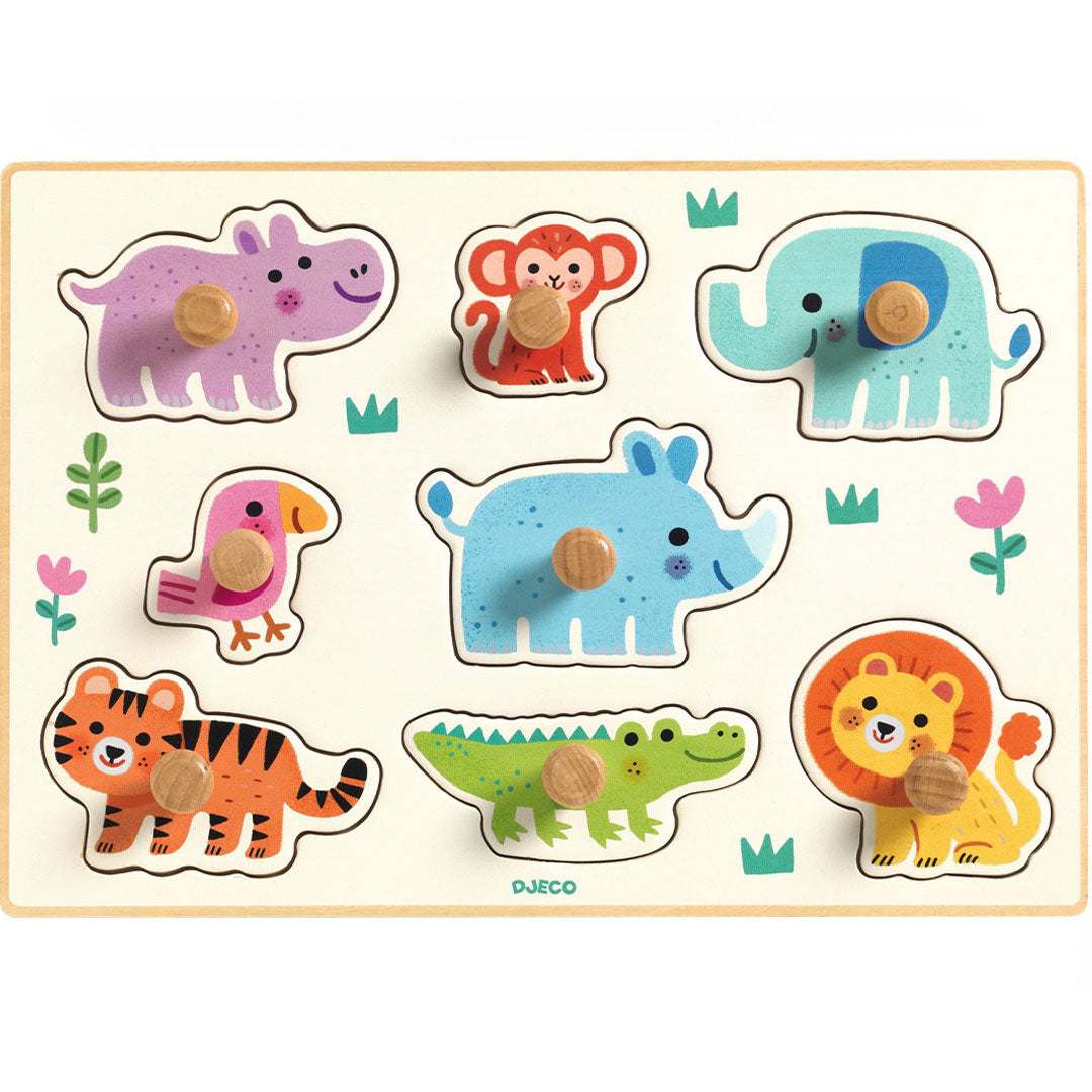 Djeco houten knoppuzzel met 8 kleurrijke safaridieren, zoals een nijlpaard, aap en olifant, allemaal in de juiste uitsparingen.