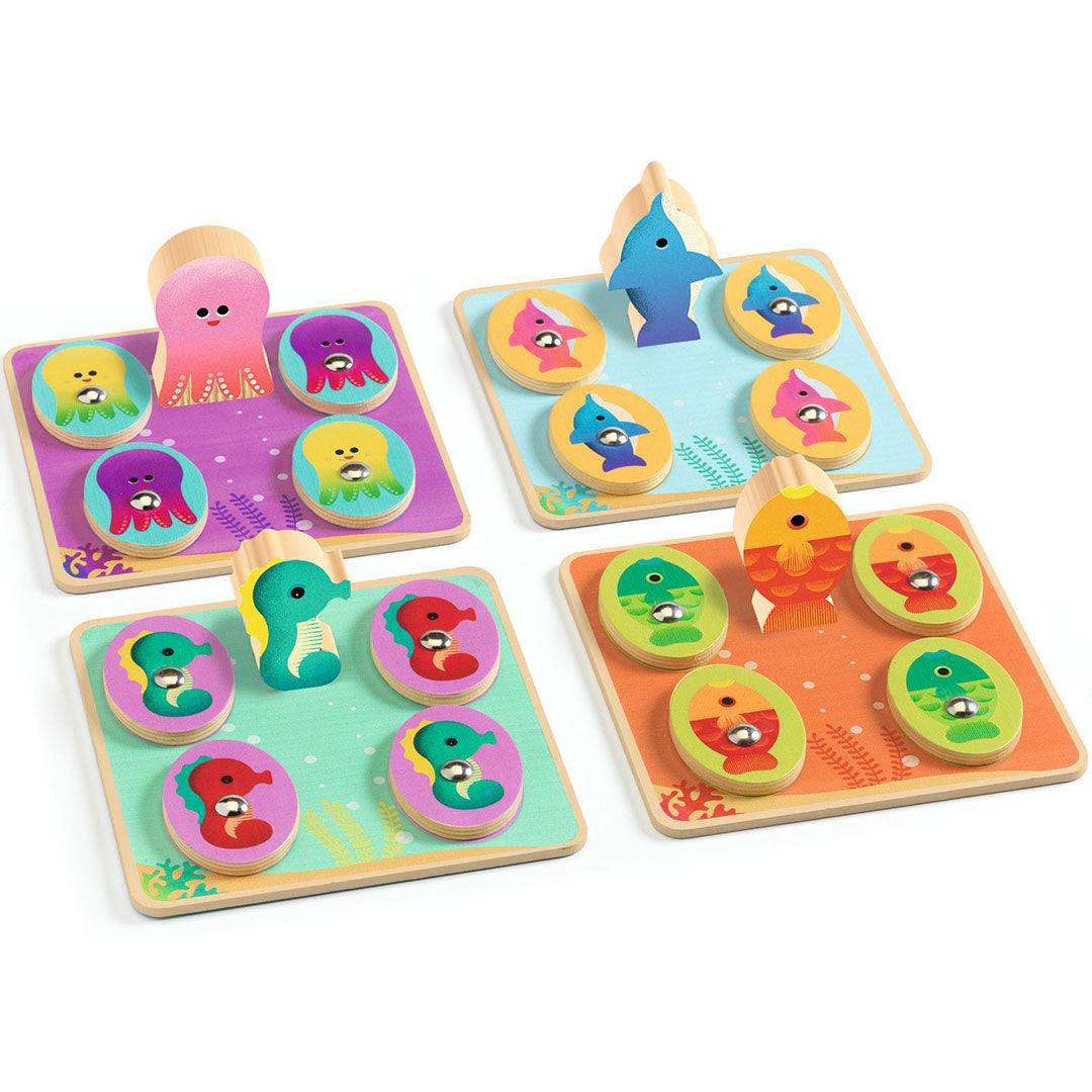 Vier Djeco Ludo Sea houten bordspellen met zeedieren zoals een octopus, dolfijn, zeepaardje en vis met bijpassende tokens.