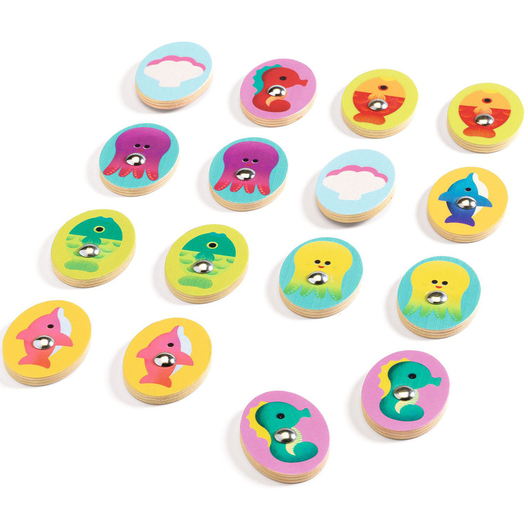 Detail van Djeco Ludo Sea houten tokens met magneten, versierd met kleurrijke zeedieren.