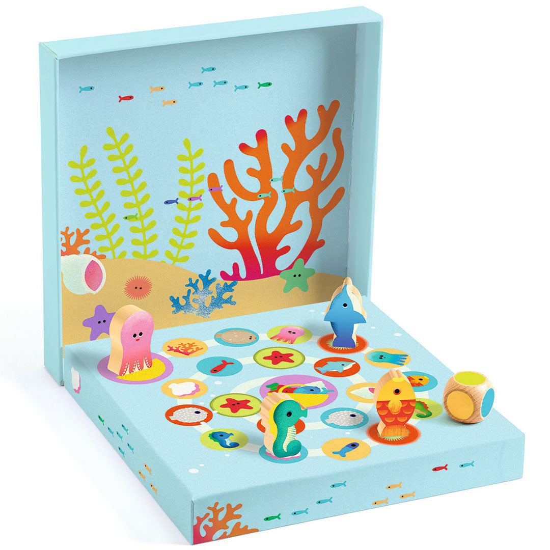 Djeco Ludo Sea houten bordspel met zeedier-pionnen en een dobbelsteen op een speelbord met een onderwaterwereld.