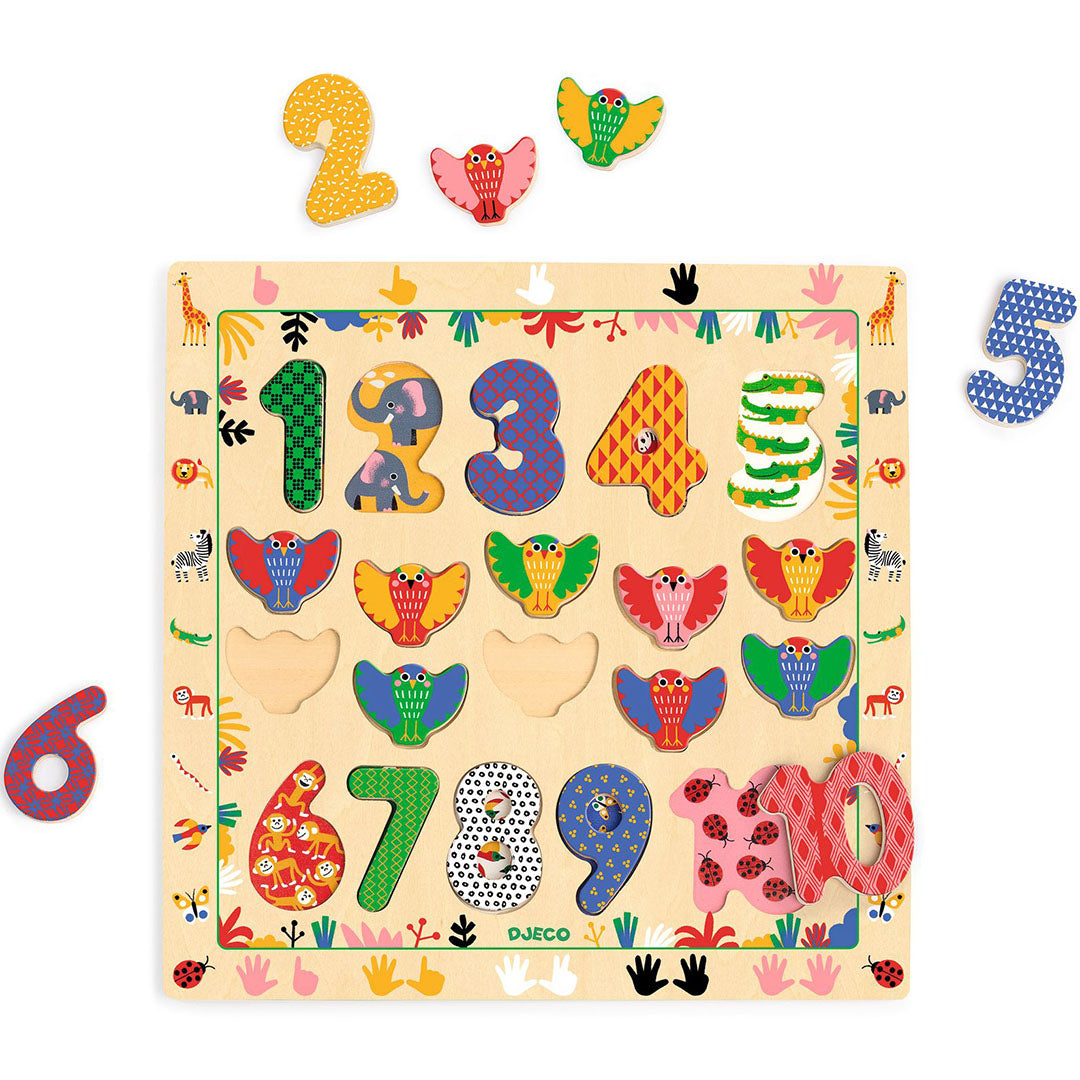 Djeco houten cijferpuzzel 1-10 met enkele losse cijfer- en vogelstukken naast de puzzelplank.