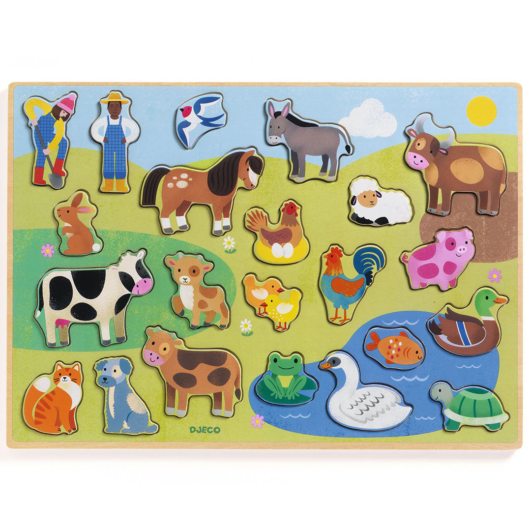 Djeco houten reliëfpuzzel met boerderijdieren, van bovenaf gefotografeerd met alle stukjes op hun plaats.