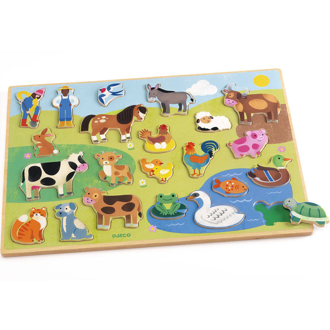 Djeco houten reliëfpuzzel met boerderijdieren, schuin gefotografeerd met alle stukjes in het bord.