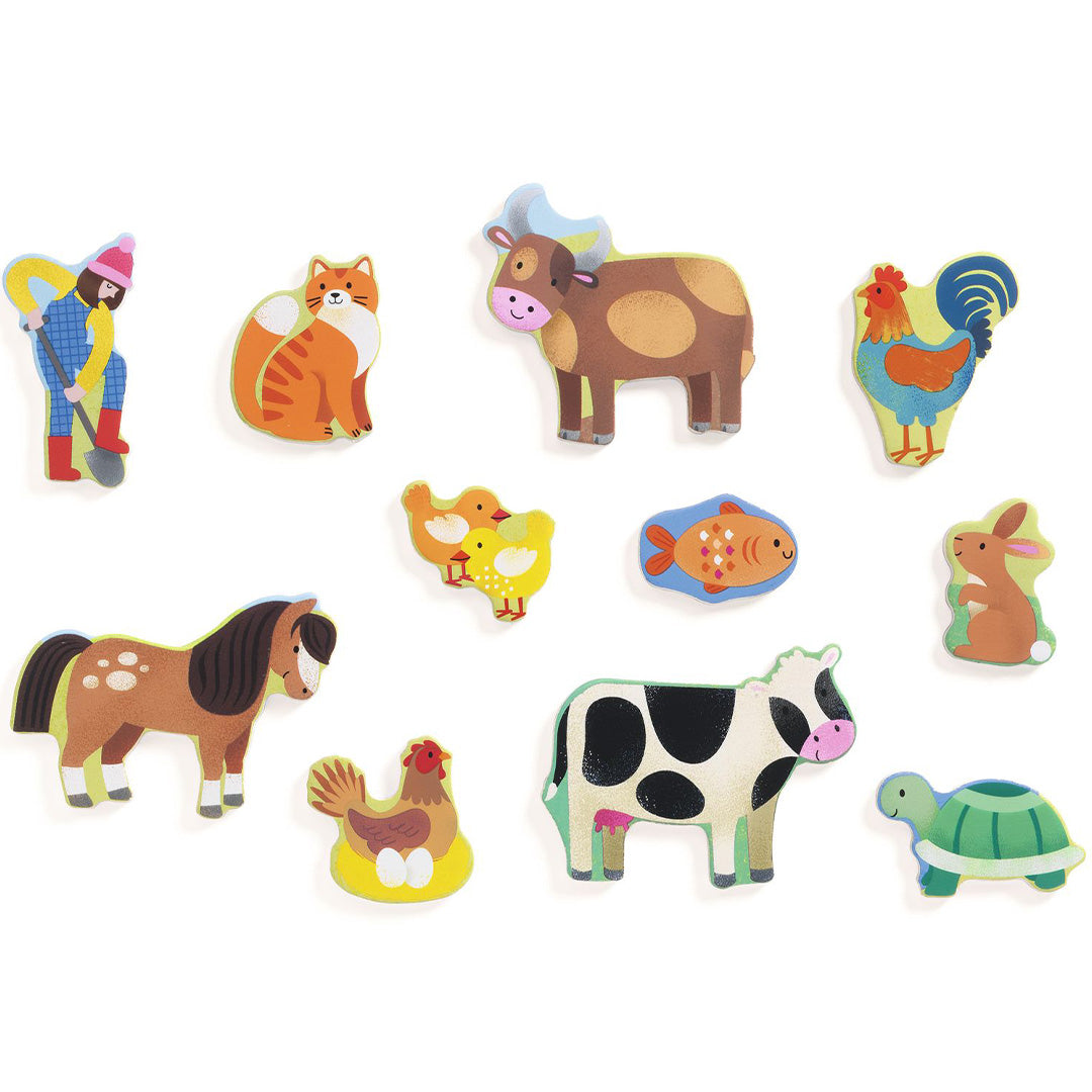 Alle losse houten puzzelstukjes van de boerderijpuzzel, waaronder dieren en boeren.